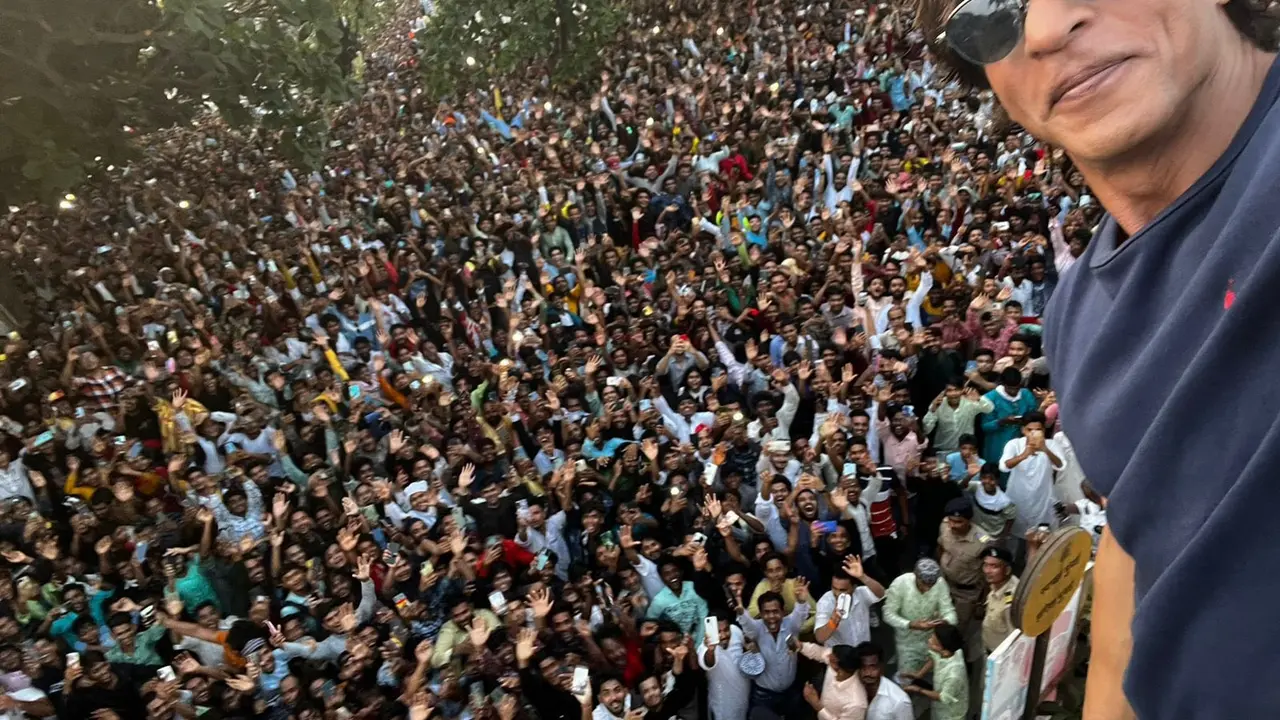 Gaya Shah Rukh Khan Sapa Fans pada Hari Lebaran Idul Fitri 2023, Si