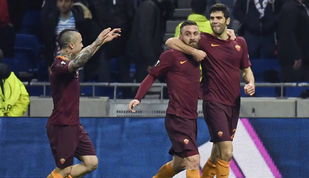 Bek AS Roma, Federico Fazio (kanan) melakukan selebrasi usai mencetak gol ke gawang Lyon pada leg pertama babak 16 besar Liga Europa di Stade de Lyon, Prancis, (9/3). Lyon berhasil mengalahkan AS Roma dengan skor 4-2. (AFP Photo / Philippe Desmazes)