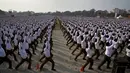 Sukarelawan nasionalis Hindu Rashtriya Swayamsevak Sangh (RSS) melakukan yoga bersama dalam sebuah demonstrasi publik massal di Gauhati, India (21/1). Yoga massal ini diikuti lebaih dari tiga puluh ribu sukarelawan. (AP Photo / Anupam Nath)