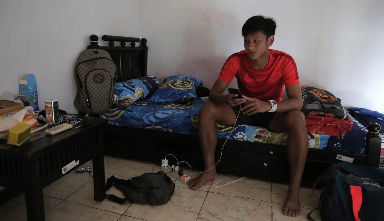 Yandi Sofyan saat berada di kamarnya di Mess Persib sebelum berangkat ke Jakarta, Jumat (16/10/2015). (Bola.com/Vitalis Yogi Trisna)