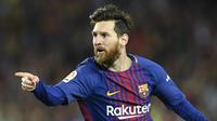 Striker Barcelona, Lionel Messi, merayakan gol yang dicetaknya ke gawang Real Madrid pada laga La Liga Spanyol di Stadion Camp Nou, Barcelona, Minggu (6/5/2018). Kedua klub bermain imbang 2-2. (AFP/Lluis Gene)