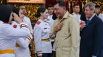 Menteri Pertahanan Indonesia Sjafrie Sjamsoeddin (kedua dari kanan) bersama Duta Besar Palestina untuk Indonesia Zuhair Al-Shun (kanan) bertemu dengan mahasiswa Palestina yang sedang menempuh pendidikan sarjana di Universitas Pertahanan Indonesia (Unhan) , di Kantor Kementerian Pertahanan, Jakarta, pada Jumat 26 September 2025. (BAY ISMOYO/AFP)