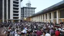 Umat muslim berbuka puasa bersama di Masjid Istiqlal, Jakarta, Jumat (10/6). Setiap hari selama sebulan penuh, pengurus Masjid Istiqlal menyediakan 3.000-4.000 boks nasi untuk berbuka puasa. (Liputan6.com/Immanuel Antonius)
