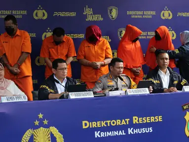 Para tersangka diperlihatkan pada rilis pengungkapan kasus praktik aborsi illegal di Mapolda Metro Jaya, Jakarta, Rabu (17/12/2025). Direktorat Reserse Kriminal Khusus Polda Metro Jaya membongkar kasus praktik aborsi ilegal yang telah beroperasi selama dua tahun, di Jakarta Timur. (merdeka.com/magang/Rendi Saputra)