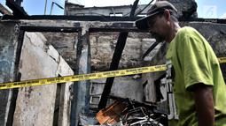 Garis polisi terpasang di depan rumah yang merupakan titik awal kebakaran di kawasan Krukut, Tamansari, Jakarta, Selasa (26/2). Sedikitnya 30 rumah di 4 RT hangus setelah api membakar kawasan padat penduduk tersebut. (Merdeka.com/Iqbal S Nugroho)