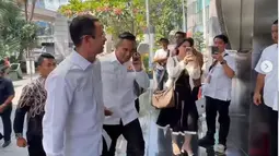 Saat datang ke gedung Menara Kadin, Raffi tampak menyambut kedatangan Anindya Bakrie sebagai Ketua Umum Kadin Indonesia. Ia kemudian menyalami sejumlah anggota Kadin lainnya. Suami Nagita Slavina itu pun mengucapkan terima kasih atas ditunjuknya sebagai Waketum Bidang Pariwisata dan Ekonomi Kreatif. (Liputan6.com/IG/@raffinagita1717)