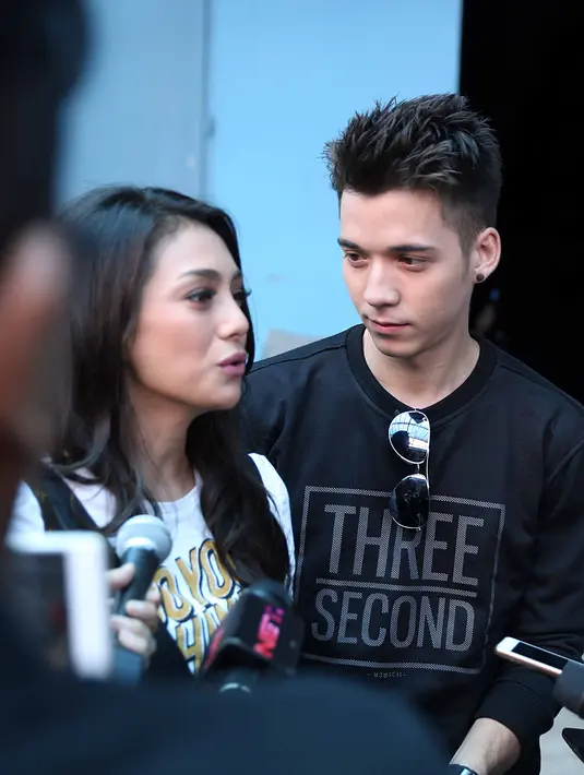 Saat keduanya sedang menikmati manisnya madu pernikahan, keduanya dikabarkan hamil di luar nikah. Selain itu kabar terjerat hutang. Keduanya santai menanggapi kabar tersebut. (Nurwahyunan/Bintang.com)