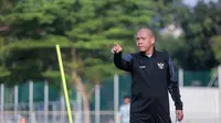 Pelatih Timnas Indonesia U-17, Nova Arianto memberikan instruksi kepada pemainnya saat memimpin seleksi yang berlangsung di Lapangan B, Kompleks Stadion Utama Gelora Bung Karno (SUGBK), Senayan, Jakarta, Kamis (08/08/2024). (Bola.com/Bagaskara Lazuardi)