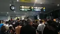 Suasana di Pintu Kedatangan Internasional Terminal 3 Bandara Soekarno Hatta, Minggu (28/11/2021) malam, di mana penumpang terlihat menumpuk tak teratur saat mengantre untuk tes PCR Covid-19. (Agus Rakasiwi)
