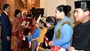 Presiden Joko Widodo dan Ibu Negara Iriana Joko Widodo bersalaman dengan anak-anak Indonesia yang tinggal di Pakistan di Hotel Serena (26/1). (Liputan6.com/Pool/Biro Pers Setpres)