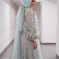 Presenter yang juga model Ersa Mayori tampil beda di unggahan terbarunya di instagram. Dalam tiga foto yang diunggah di akun instagramnya, Ersa Mayori tampil berhijab. [Instagram/ersamayori]