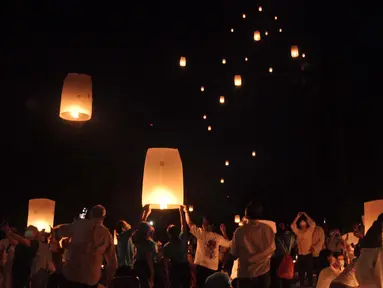 Peserta menerbangkan lampion sebagai tanda puncak perayaan Tri Suci Waisak 2566 BE/2022 di Candi Borobudur, Magelang, Jawa Tegah, Senin (16/05/2022) malam. Setelah sempat ditiadakan selama pandemi, pelepasan ribuan lampion di Pelataran Candi Borobudur pada Waisak tahun ini kembali diselenggarakan. (merdeka.com/Iqbal S.Nugroho)