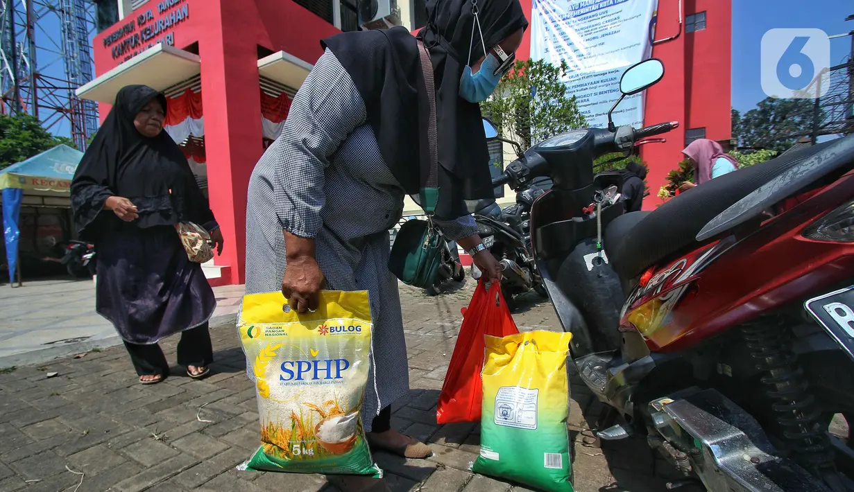Pemerintah terus mendorong distribusi beras agar stoknya cukup di pasaran. (Liputan6.com/Angga Yuniar)