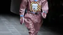 Model pria membawakan busana karya Yurie Fujita, Katsuya Miyazaki dan Futaba Hongo pada Koleksi Musim Gugur / Musim Dingin 2018 di Tokyo Fashion Week di Tokyo, Jepang (19/3). (AP Photo / Koji Sasahara)