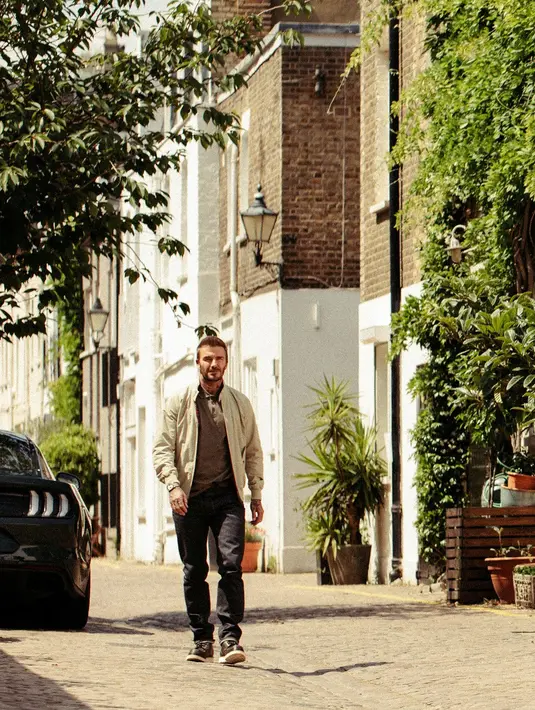 Dalam kampanye ini, David Beckham tampil kece dengan outfit kasual yang unik. (dok/Tudor).