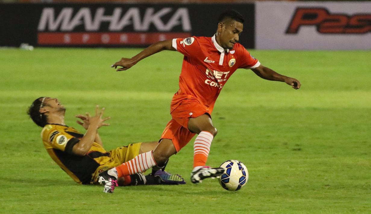 Ramdani Lestaluhu (kanan) putra Tulehu yang juga merupakan punggawa TIMNAS Indonesia (Bola.com/Nicklas Hanoatubun)