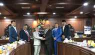 Anggota DPR RI dari Fraksi PAN Nazaruddin Dek Gam (pakai jas abu-abu muda) ditunjuk menjadi Ketua Mahkaham Kehormatan Dewan (MKD) DPR RI. (foto istimewa)