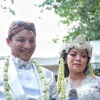 Usai resmi menjadi suami istri, pasangan ini menyempatkan menemui para awak media yang telah menanti sejak siang. Anggota DPR dari partai Gerindra itu mengungkapkan alasannya menikah dengan euforia kemerdekaan RI. (Adrian Putra/Bintang.com)