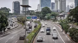 Kondisi lalu lintas di Tol Dalam Kota, Jakarta, Kamis (24/2/2022). Kenaikan tarif Tol Dalam Kota sesuai Keputusan Menteri PUPR No. 74/KPTS/M/2022 tanggal 31 Januari 2022. (merdeka.com/Iqbal S. Nugroho)