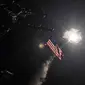 Kapal perang AS yang ada di Laut Mediterania, meluncurkan rudal Tomahawk ke pangkalan udara Suriah, Jumat (7/4). Serangan rudal ini sebagai respon atas serangan kimia di Idlib. (Mass Communication Specialist 3rd Class Ford Williams/U.S. Navy via AP)