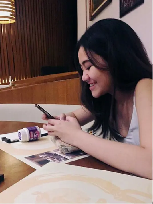 Selain banyak yang menguatkan saat ibu kandungnya tersandung narkoba dan kini mendekam di Polres Mataram itu, juga komentar sinis menghampirinya. Begitu juga usai dinyatakan positif, makin banyak komentar sinis. (Instagram/aaliyah.massaid)