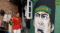 Legenda Persebaya Surabaya, Budi Santoso dengan bangunan tempat tinggalnya di Ploso, Surabaya. (YouTube Pinggir Lapangan)