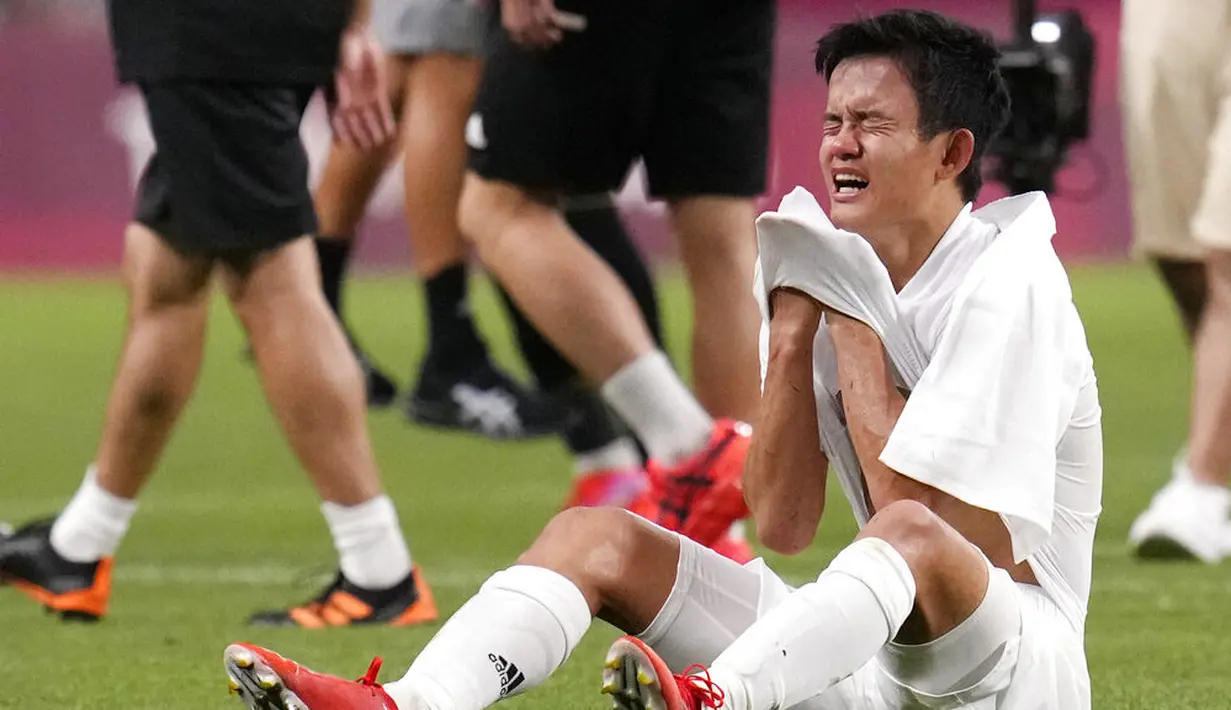 Takefusa Kubo menangis sejadi-jadinya usai Jepang ditaklukkan Meksiko dalam laga perebutan tempat ketiga cabor Sepak bola Olimpiade 2020. (Foto: AP/Gregory Bull)