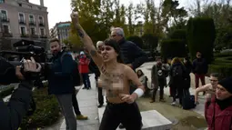 Aktivis Femen saat melakukan aksi telanjang dada memprotes penggalian makam diktator Spanyol Francisco Franco selama pertemuan tahunan di Madrid, Spanyol (24/11/2019). Aksi ini sekaligus memperingati kematian ke-44 Francisco Franco. (AFP/Oscar Del Pozo)
