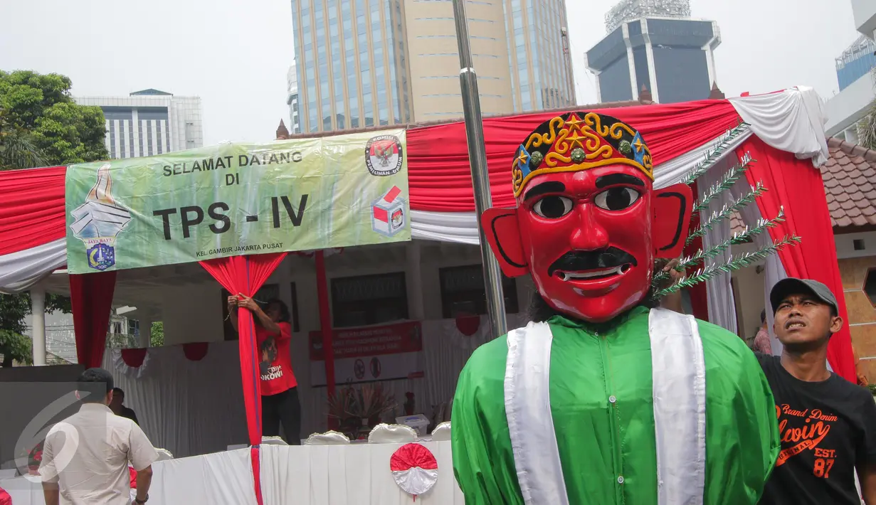 Pekerja memasang ondel-ondel di TPS 4 Kelurahan Gambir, Jalan Tanah Abang Timur, Jakarta, Selasa (18/4). Nantinya Presiden Joko Widodo akan melaksanakan pencoblosan hak suaranya pada Pilkada DKI 2017 di TPS tersebut. (Liputan6.com/Faizal Fanani)