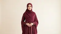 6 Inspirasi Dress Brokat Hijab Burgundy 2025, Tampilan Elegan dan Mewah di Momen Istimewa