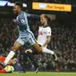 Pemain Manchester City, Raheem Sterling gagal menaklukkan kiper Tottenham Hotspur, Hugo Lloris pada laga Premier League di Etihad stadium, Manchester,(21/1/2017). Manchester City ditahan imbang 2-2 oleh Hotspur.  (AP/Dave Thompson)