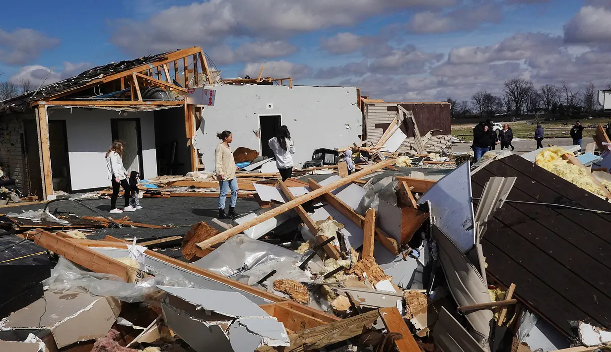 Layanan Cuaca Nasional AS (NWS) mengatakan, Tornado EF-3 menyebabkan kerusakan parah di komunitas East Central Indiana, Winchester. (Scott Olson/Getty Images North America/Getty Images via AFP)