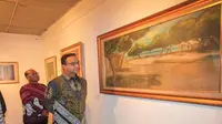 Gubernur Provinsi DKI Jakarta, Anies Baswedan tengah melihat karya seni lukis usai pencanangan revitalisasi TIM, beberapa waktu lalu.