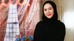 Tentu saja, penampilan Aura Kasih dengan hijab ini mencuri perhatian banyak netizen. Ia diketahui menghadiri acara kajian yang digelar oleh Umi Pipik. (KapanLagi.com/Muhammad Akrom Sukarya)