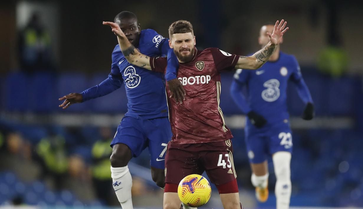 Gelandang Leeds United, Mateusz Klich (kanan), berebut bola dengan gelandang Chelsea, N'Golo Kante, dalam laga lanjutan Liga Inggris pekan ke-11 di Stamford Bridge, London, Sabtu (5/12/2020). Leeds United kalah 1-3 dari Chelsea. (Pool via AP/Matthew Childs)