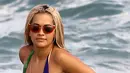 Rambut panjang, tubuh langsing dan kulit berwarna coklat menjadi daya pikat sosok Rita Ora ketika berenang di Pantai Miami, Senin (28/12). (thesun.co.uk)