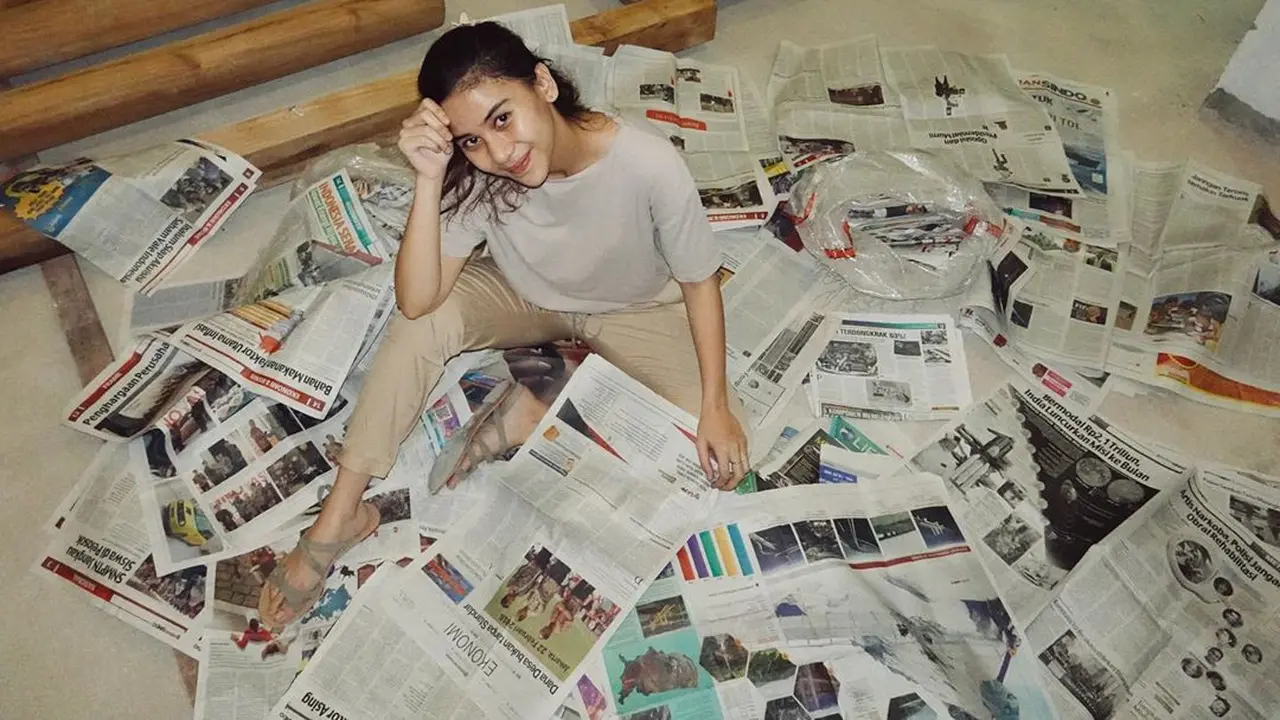 Dinamai Newspaper Room Ini 7 Potret Ruang Kerja Adinda Thomas di Rumah