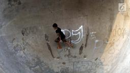 Sebuah tulisan mengotori area Skate Park RPTRA Kalijodo, Jakarta, Sabtu (15/6/2019). Beberapa coretan dari orang yang tidak bertanggung jawab mulai mengotori salah satu arena bermain di RPTRA Kalijodo. (Liputan6.com/Helmi Fithriansyah)