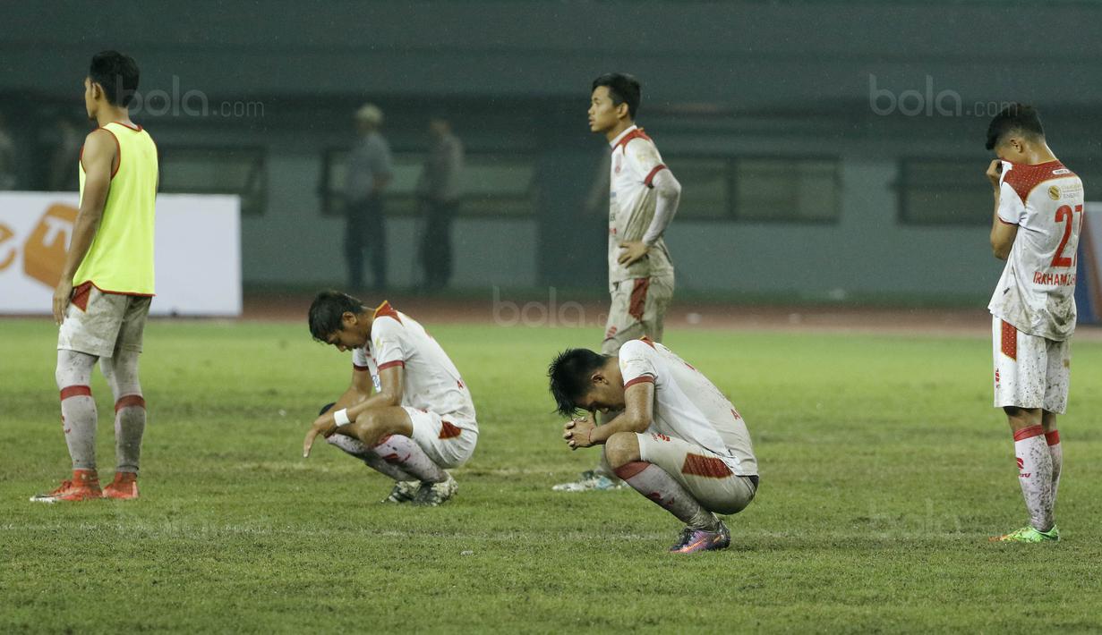 Para pemain Persis Solo tampak sedih usai takluk dari Kalteng Putra FC pada laga Liga 2 di Stadion Patriot, Bekasi, Senin (13/11/2017). Persis Solo kalah 0-1 dari Kalteng Putra FC. (Bola.com/ M Iqbal Ichsan)