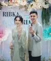 MUA Ghamamakeups memoles wajah Ribka dengan makeup flawless mengaplikasikan lipstik nude. Dengan gaya rambut sanggul modern dihiasi hairclip model bunga warna putih dengan poni membingkai wajah. [@rvsdphoto]