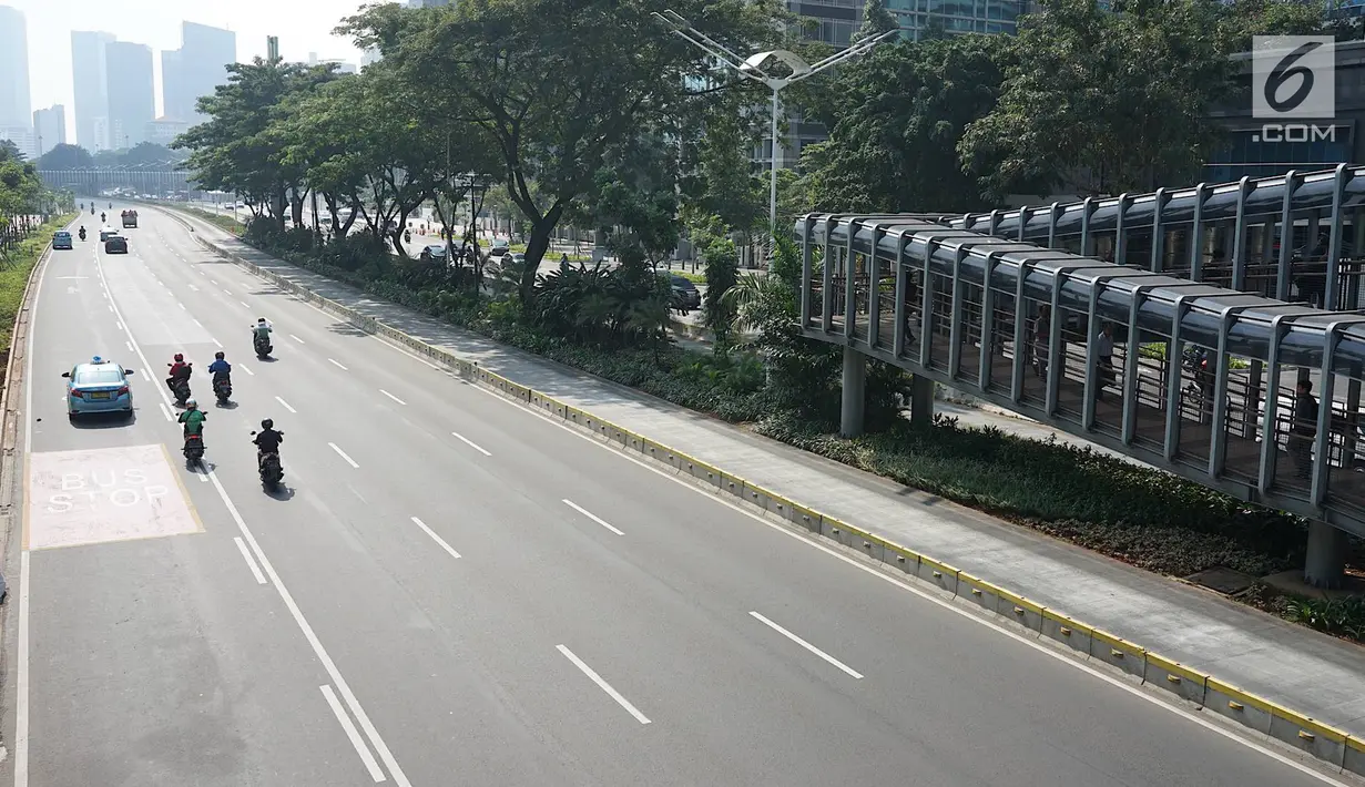 Suasana lalu lintas yang lengang di ruas jalan Jenderal Sudirman, Jakarta, Rabu (22/5/2019). Adanya unjuk rasa dan kericuhan usai pengumuman hasil Pemilu 2019 menyebabkan ruas jalan protokol tersebut berbeda dengan hari biasa yang diwarnai kemacetan. (Liputan6.com/Immanuel Antonius)
