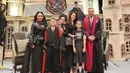 Bertema Harry Potter, pesta ulang tahun anak Krisdayanti itu berlangsung seru. Tak ketinggalan hadir juga, Ayu Ting Ting. Ia datang sambil mengajak putri semata wayangnya, Bilqis. Ayu mengaku, momen itu membuatnya betul-betul merasa seperti emak-emak. (Liputan6.com/IG/@ayutingting92)