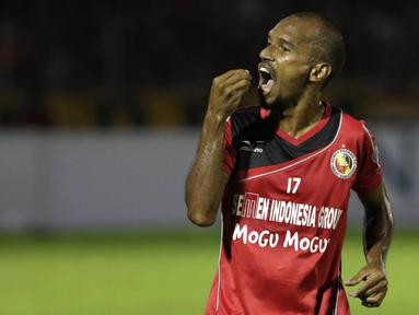 Striker Semen Padang, Nur Iskandar, merayakan gol yang dicetaknya ke gawang PBFC pada laga semifinal Piala Jenderal Sudirman di Stadion Stadion Haji Agus Salim, Padang, Sabtu (16/1/2016). Semen Padang berhasil lolos ke final. (Bola.com/Reza Bachtiar)