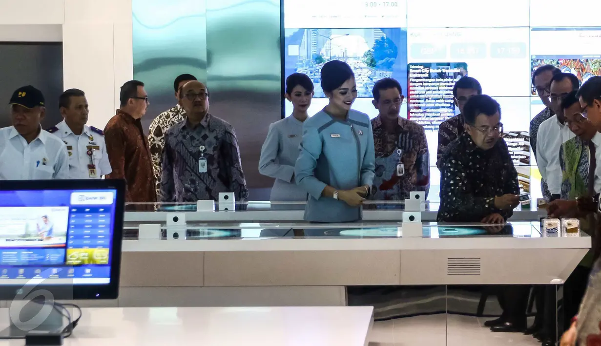 Wakil Presiden RI Jusuf Kalla didampingi Dirut Bank BRI, Asmawi Syam saat mencoba BRI Digital outlet digital terlengkap di Terminal 3, Bandara Soekarno Hatta, Tangerang, Banten, Senin (15/08). (Liputan6.com/Fery Pradolo)