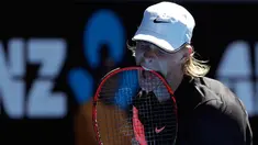 Petenis Kanada Denis Shapovalov menggigit raketnya dengan frustrasi saat pertandingan putaran kedua melawan petenis Prancis Jo-Wilfried Tsonga di kejuaraan tenis Australia Terbuka di Melbourne, Australia, (17/1). (AP Photo / Dita Alangkara)