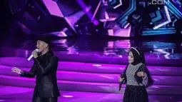 Penampilan Anji dan Fatin Shidqia Lubis dalam malam puncak Puteri Muslimah Asia 2018 di Jakarta, Senin (7/5). Puteri Muslimah Asia 2018 diikuti berbagai negara di Asia. (Liputan6.com/Faizal Fanani)