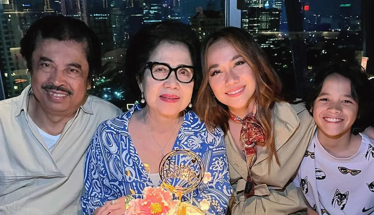 Inilah momen ketika Bunga Citra Lestari merayakan ulang tahun sang ibunda, Emmy Syarif. Perayaan tersebut digelar secara intimate bareng keluarga. Tampak Muchlis Rusli sang ayah dan Noah Sinclair putra semata wayangnya hadir di tempat perayaan. (Liputan6.com/IG/@bclsinclair)
