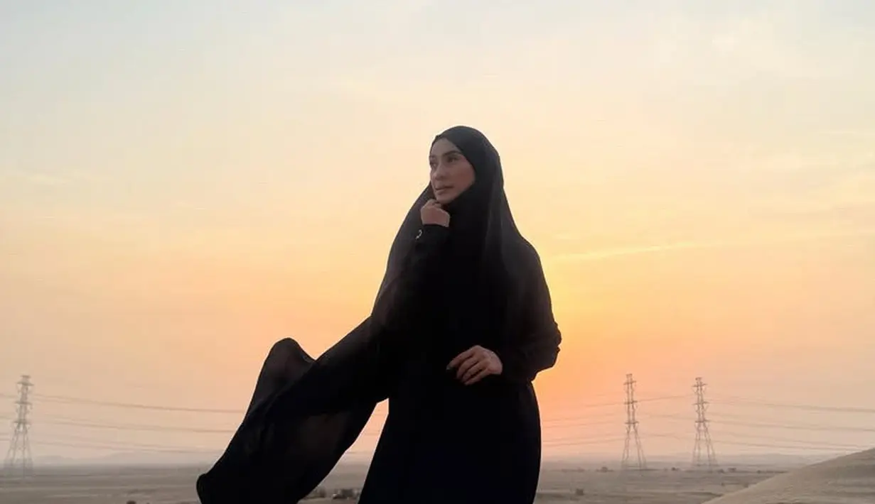 Sementara itu, Maudy dengan kerudung panjang dan gamis warna hitam. [@maudykoesnaedi]