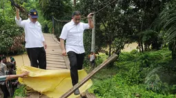 Menteri Pendidikan dan Kebudayaan, Anies Baswedan bersama Menteri Pekerjaan Umum Mochamad Basuki Hadimuljono meninjau lokasi jembatan runtuh di Lebak, Banten, Senin (16/3/2015). (Liputan6.com/Herman Zakharia)
