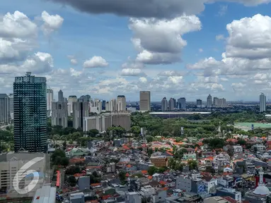 Pemandangan gedung bertingkat mulai memadati di ibukota Jakarta, Sabtu, (1/10). Tiap tahun Jakarta menambah koleksi gedung bertingkat. (Liputan6.com/Fery Pradolo)